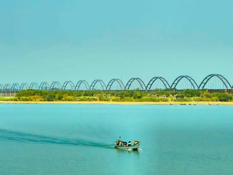 4th Godavari Bridge with turquoise river and boat — Rajahmundry